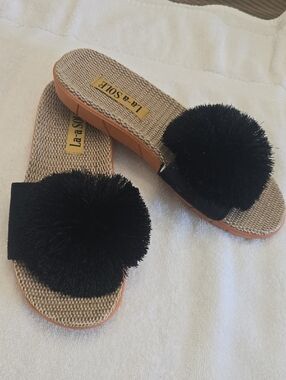 NWOT La-a SOLE Pom-Pom Sandals